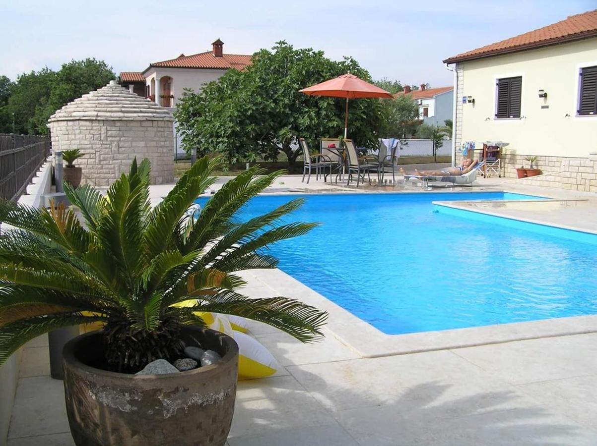 Nice, Cosy Studio Apartment With Shared Outdoor Pool Banjole Exterior foto